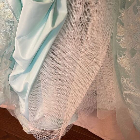 Ellie Wilde Mon Cheri Prom Dress. Size 6. Sea foam Green w/opalescent sequins. - Picture 8 of 14